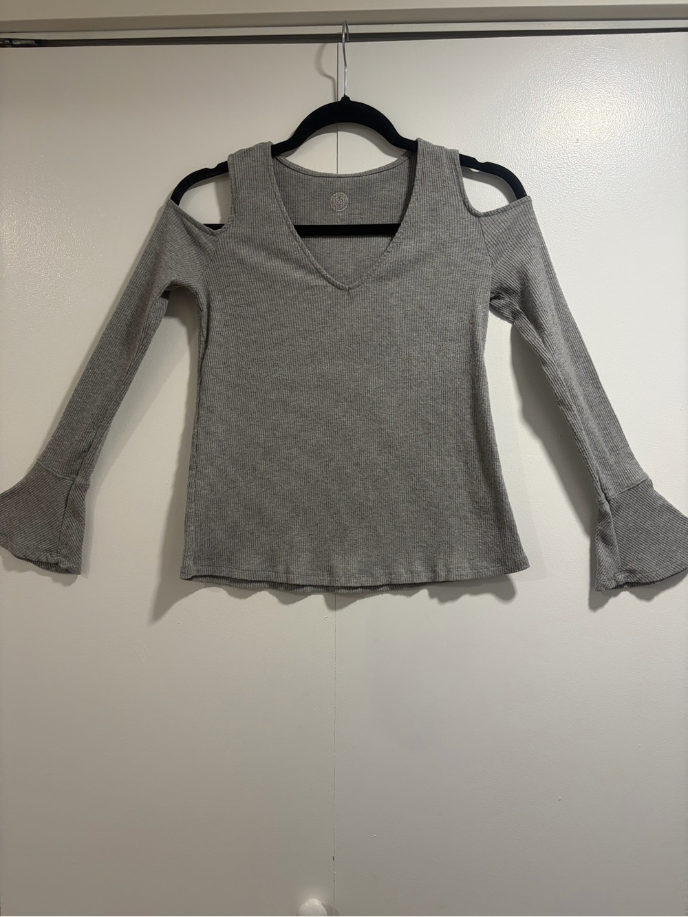 SO Gray Cold-Shoulder Ribbed V-Neck Long Sleeve Top